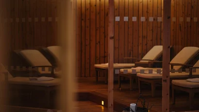 Entspannungsbereich mit Liegestühlen und warmem Holzinterieur