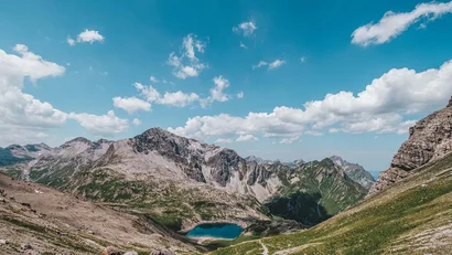Berglandschaft mit See und blauem Himmel