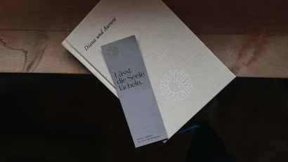 Buch Diana und Aurora mit Lesezeichen auf Holztisch