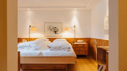 Gemütliches Schlafzimmer mit Doppelbett und Holzmöbeln