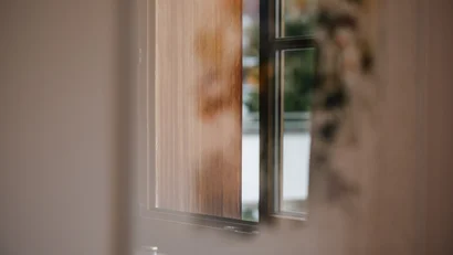 Offenes Fenster mit Blick auf einen verschwommenen Garten