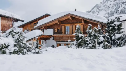 Schneebedecktes Chalet im winterlichen Bergdorf