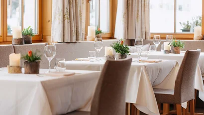 Elegantes Restaurant mit eingedeckten Tischen und frischen Blumen