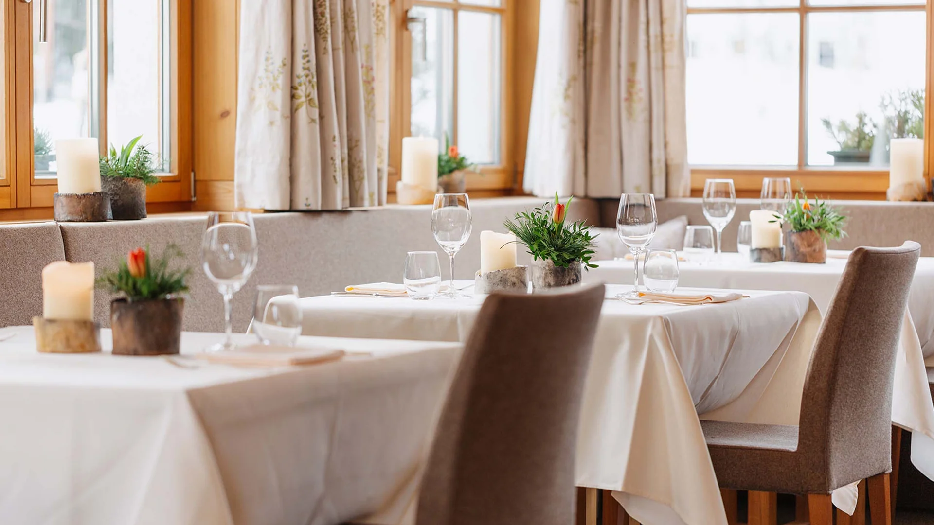 Elegantes Restaurant mit eingedeckten Tischen und frischen Blumen