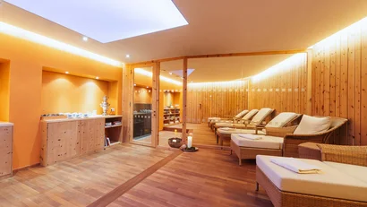 Gemütlicher Ruheraum mit Holzverkleidung und gemütlichen Sesseln